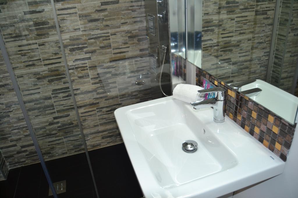 Los Amigos Vip Rooms Мадрид Екстер'єр фото